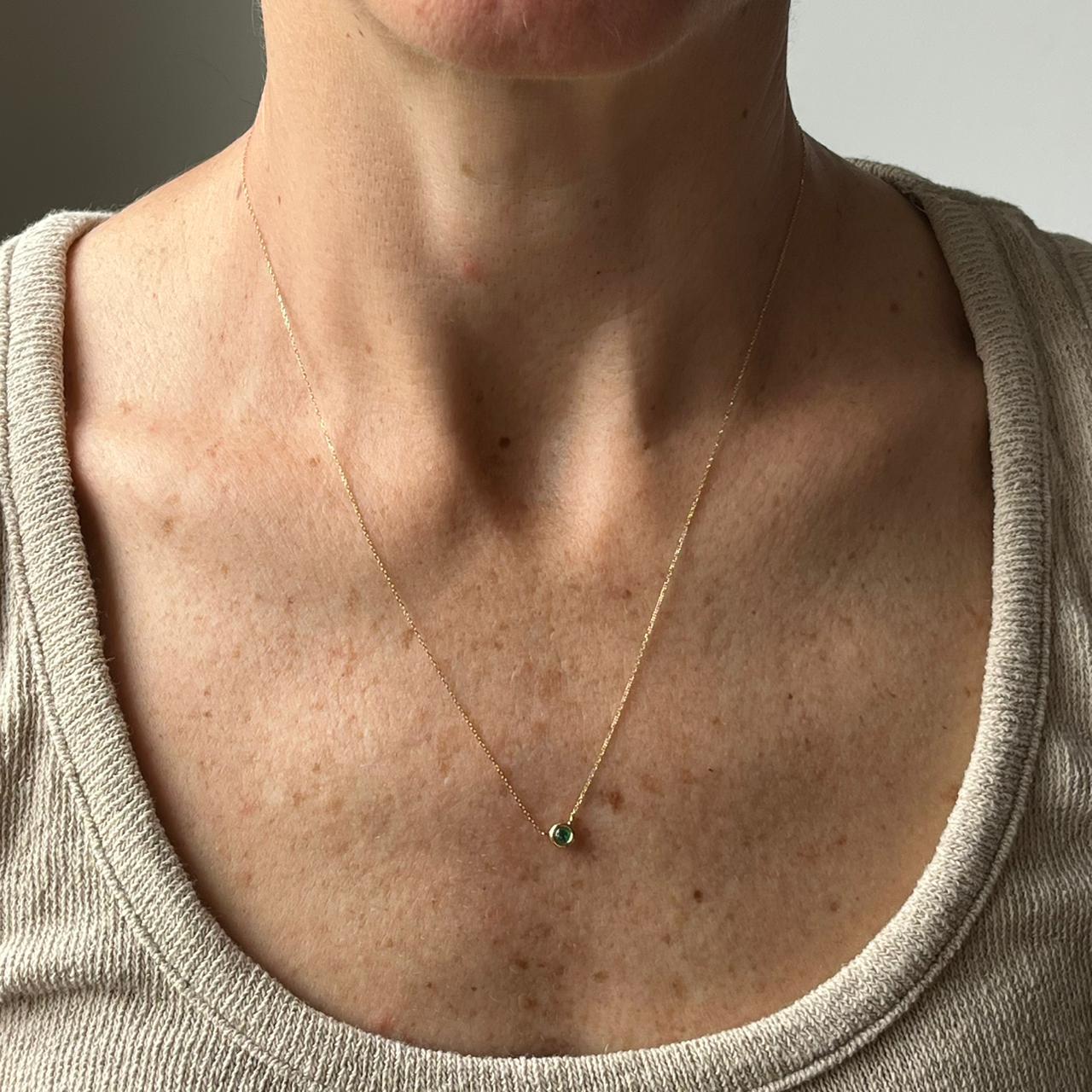 Collar en oro amarillo 14K con esmeralda biselada