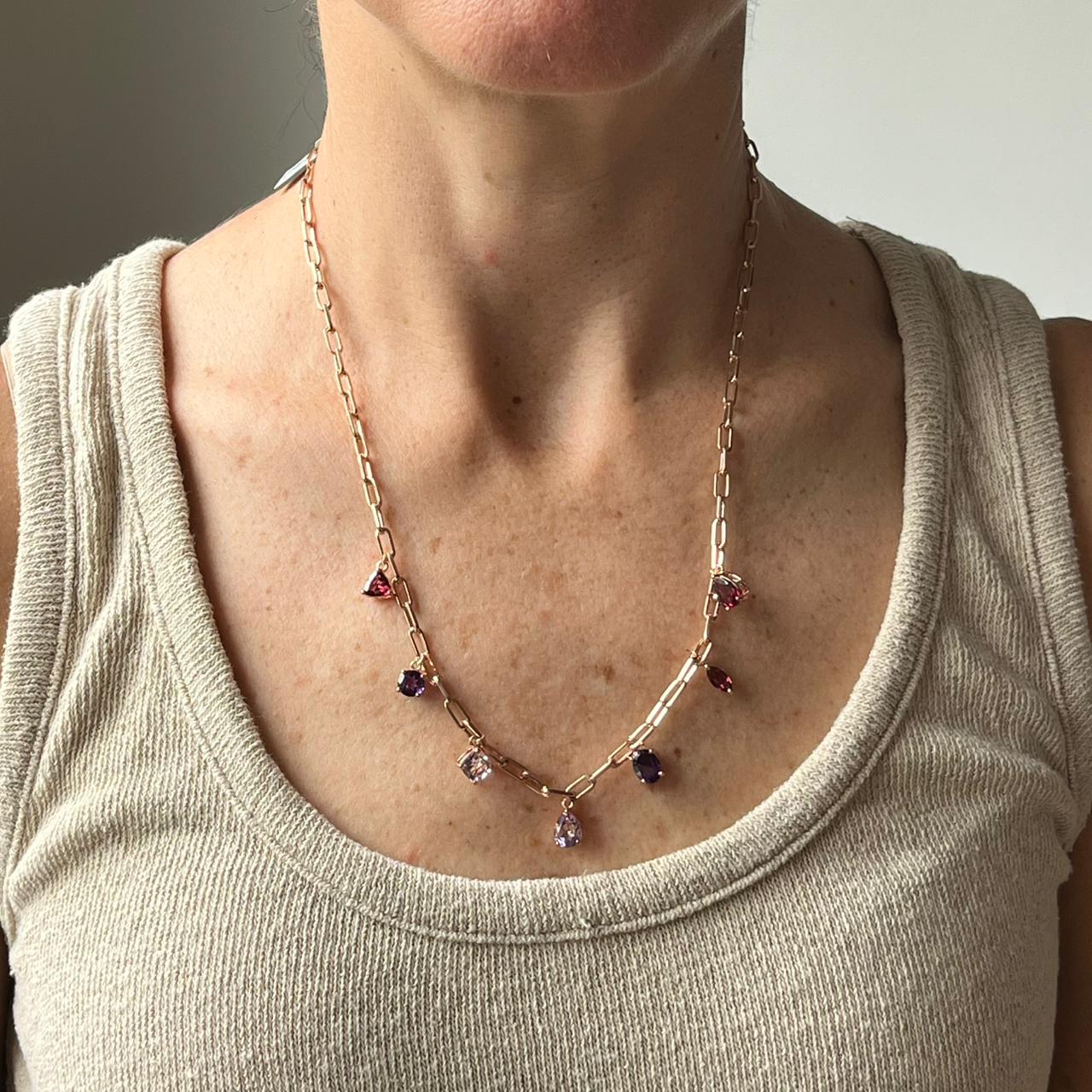 Cadena paperclip en plata con baño de oro rosa con colgantes de granate rhodolita, y amatistas de distintas formas