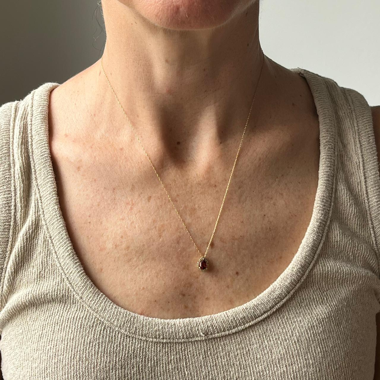 Collar en oro amarillo 10K con gota de granate rodolita y halo de diamantes 0.05ctw