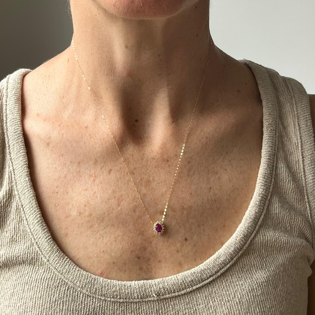 Collar en oro amarillo 14K con rubí ovalado y halo de diamantes 0.20ctw