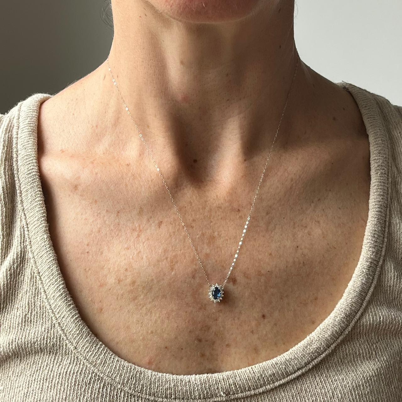 Collar en oro blanco 14K con zafiro ovalado y halo de diamantes 0.20ctw