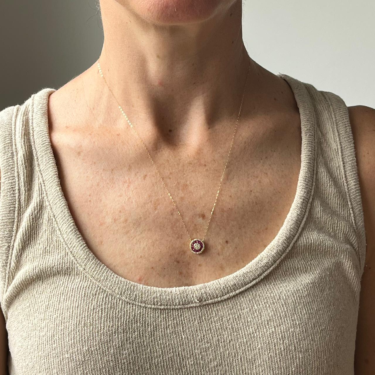 Collar en oro amarillo 14K con redondo de rubíes 0.50 ctw y diamantes 0.15ctw