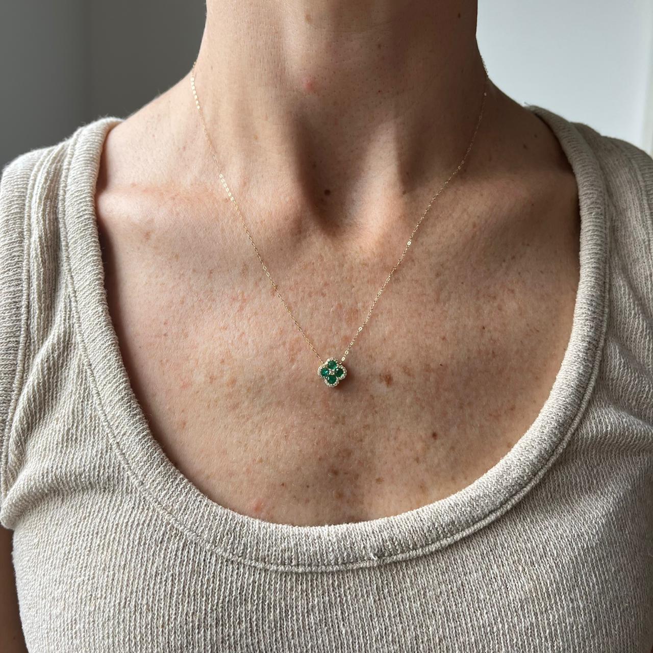 Collar en oro amarillo 14K con flor de esmeraldas y diamantes 0.15ctw