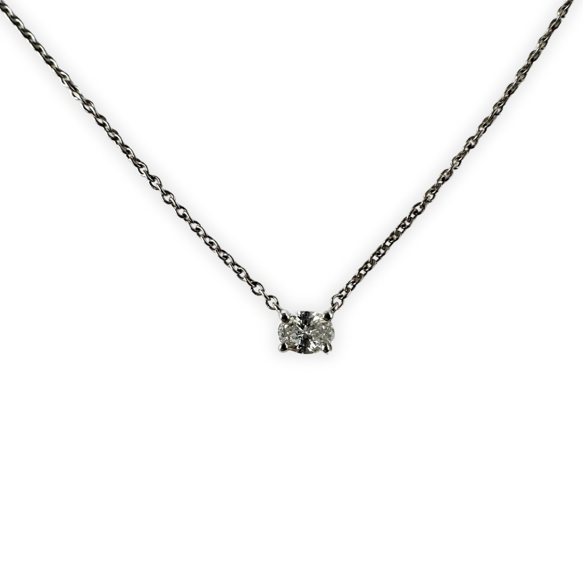 Collar de plata con punto de luz de diamante ovalado de laboratorio 0.25ctw