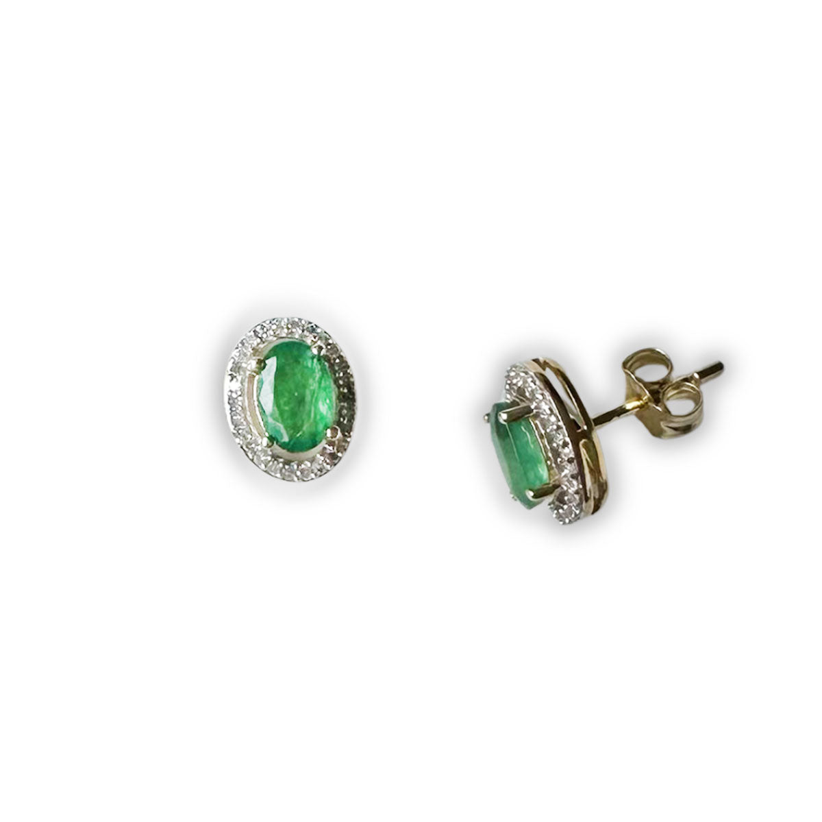 Aretes en oro amarillo 10k con esmeralda ovalada y halo de diamantes 0.15ctw