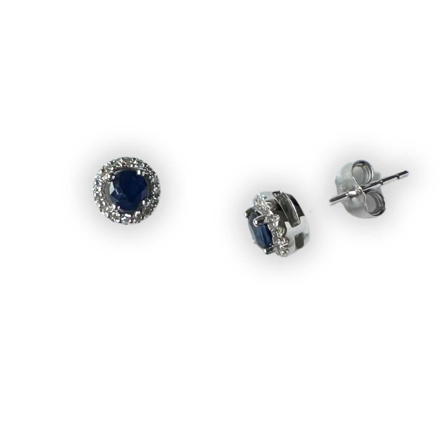 Aretes redondos en oro blanco 10k con zafiros y halo de diamantes 0.10ctw