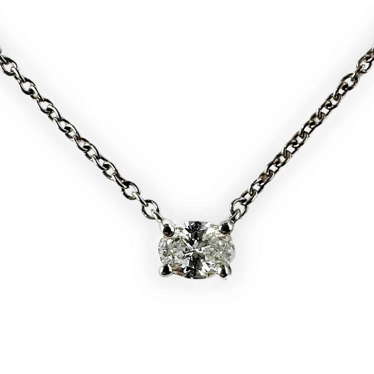 Collar de plata con punto de luz de diamante ovalado de laboratorio 0.25ctw