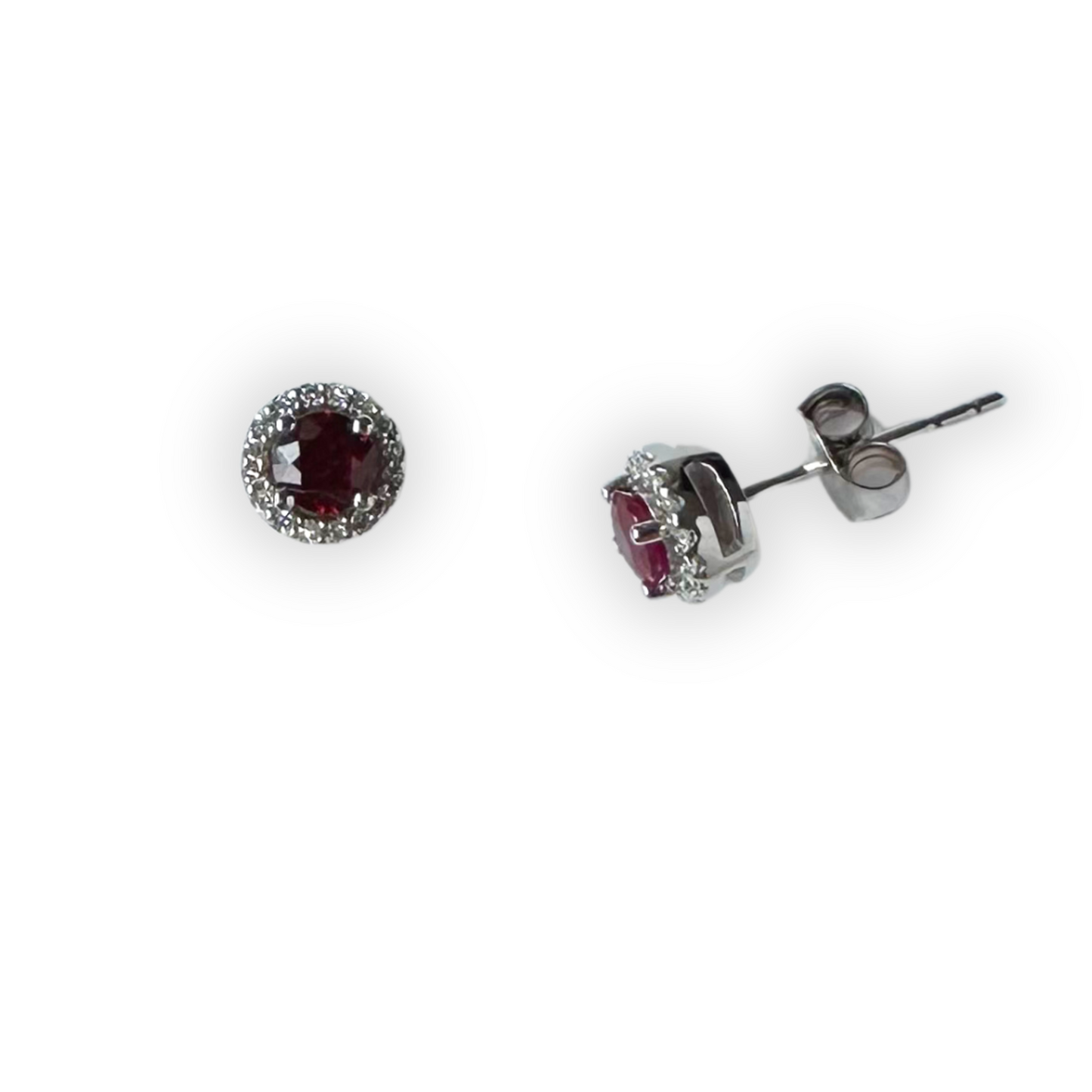 Aretes redondos en oro blanco 10k con rubíes y halo de diamantes 0.10ctw