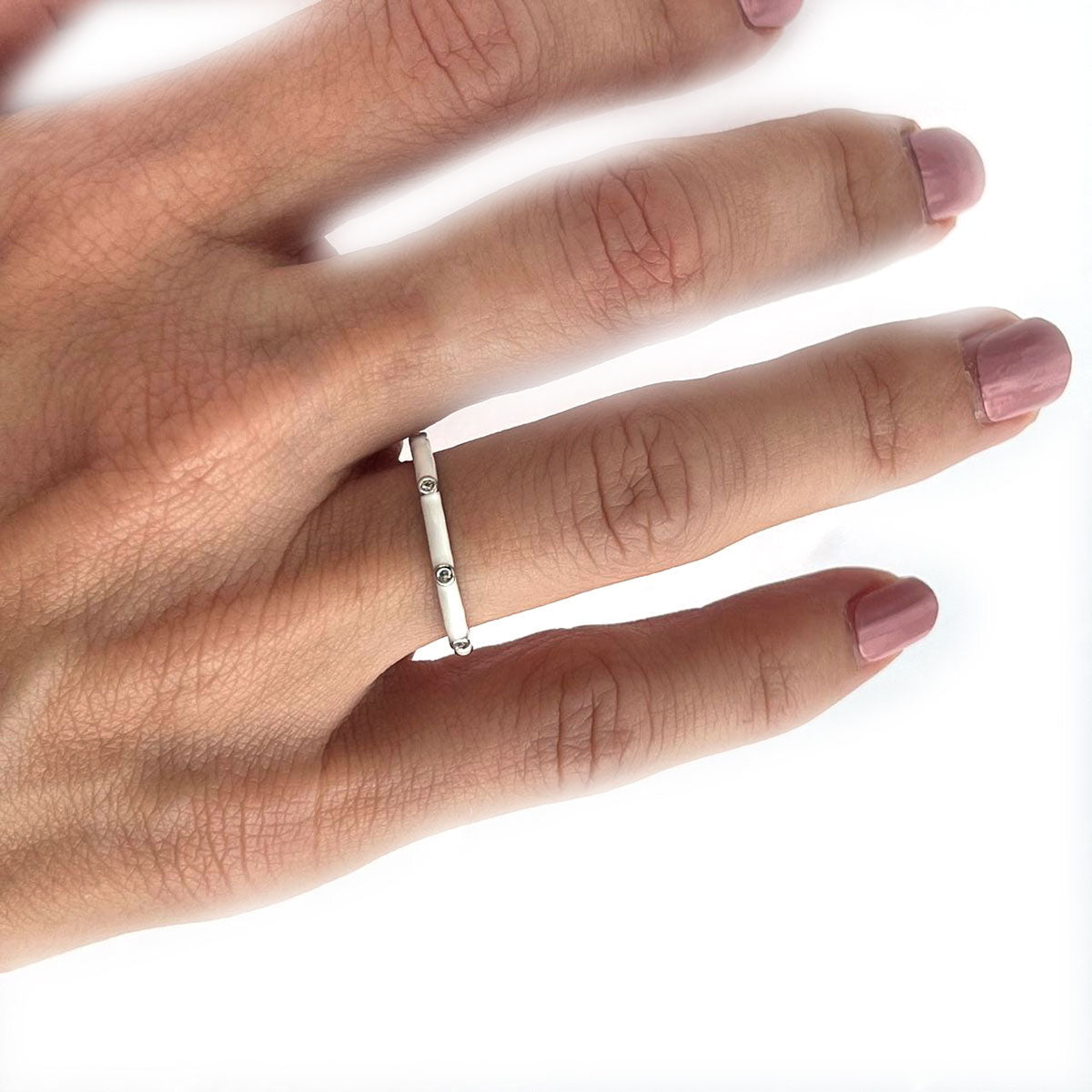 Anillo de plata con esmalte blanco y zafiro blancos