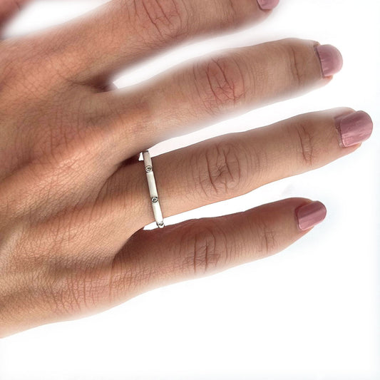 Anillo de plata con esmalte blanco y zafiro blancos