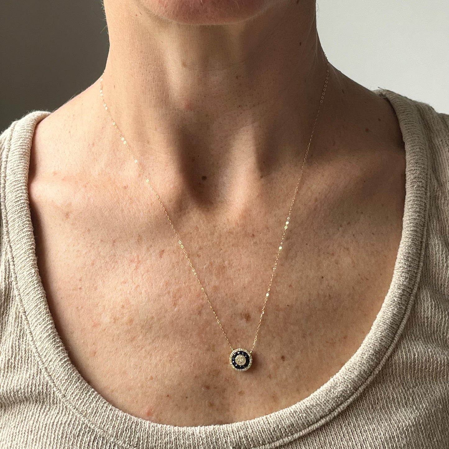 Collar en oro amarillo 14K con redondo de zafiros 0.50 ctw y diamantes 0.15ctw