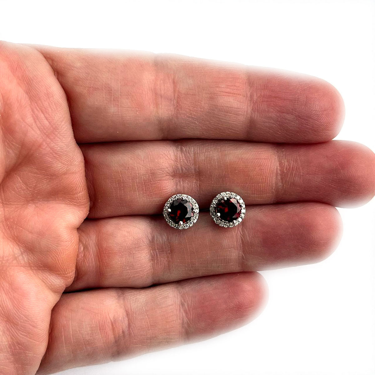 Aretes de plata con granate y halo de diamantes 0.10ctw