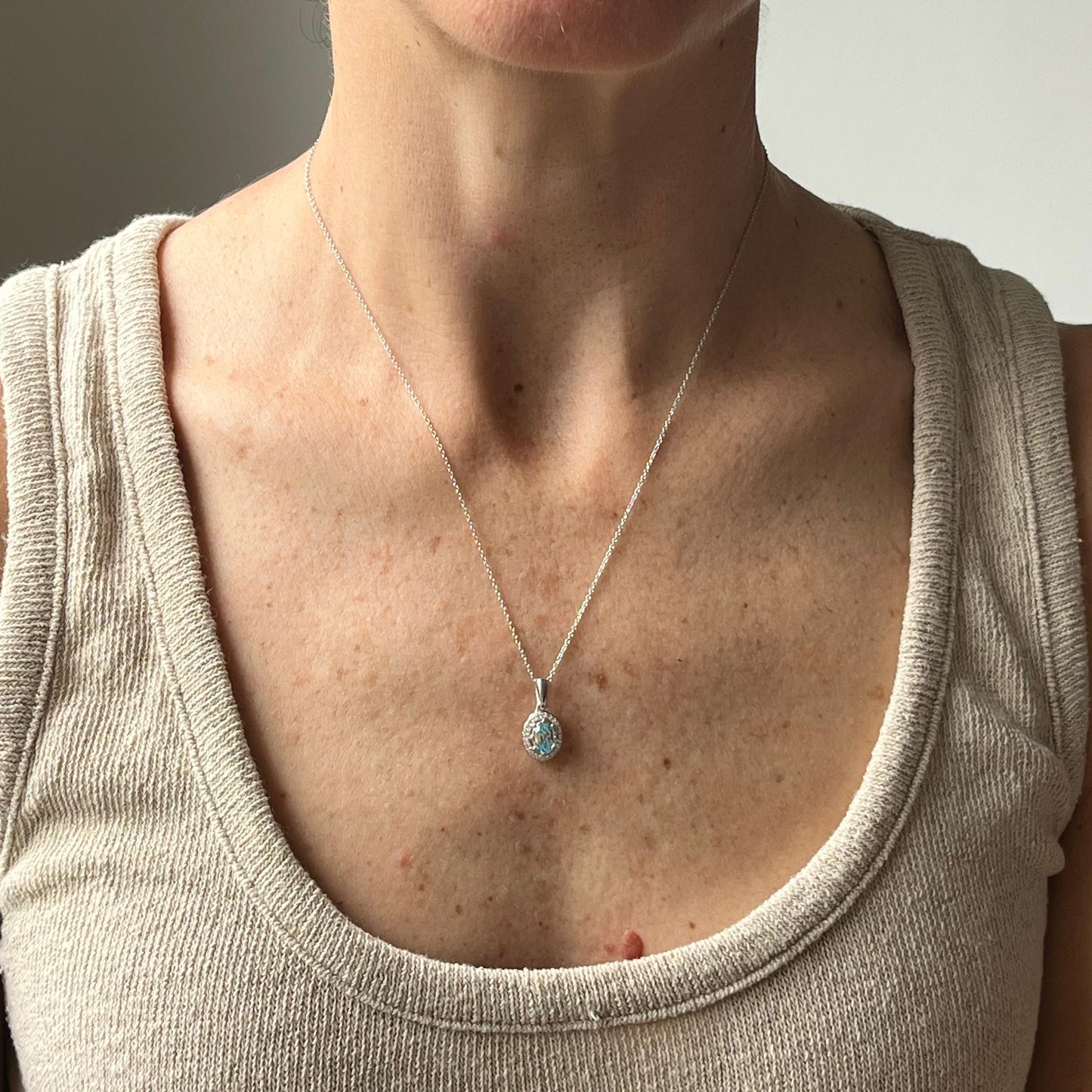 Collar de plata con topacio azul ovalado y halo de circones