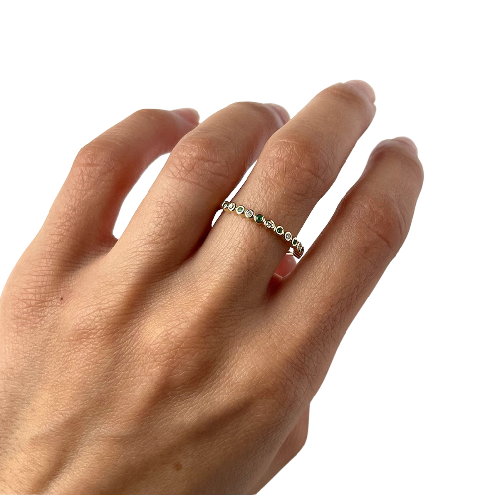 Anillo en oro amarillo 14k con esmeraldas y diamantes 0.10ctw redondos biselados pequeños