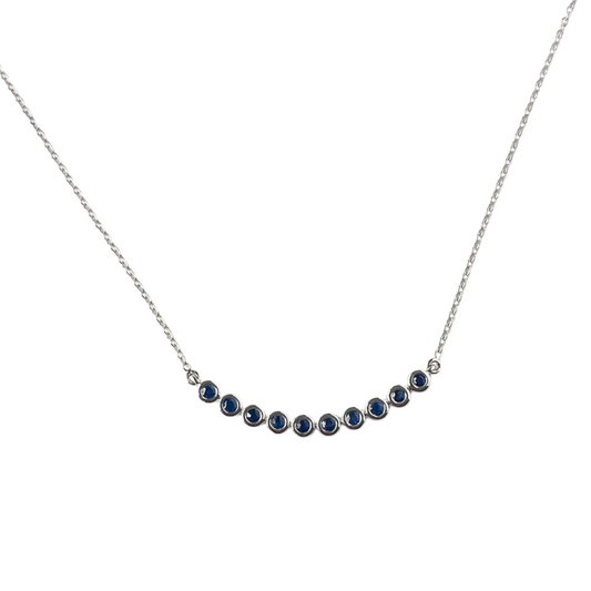 Collar en oro blanco 10k con curva de zafiros biselados