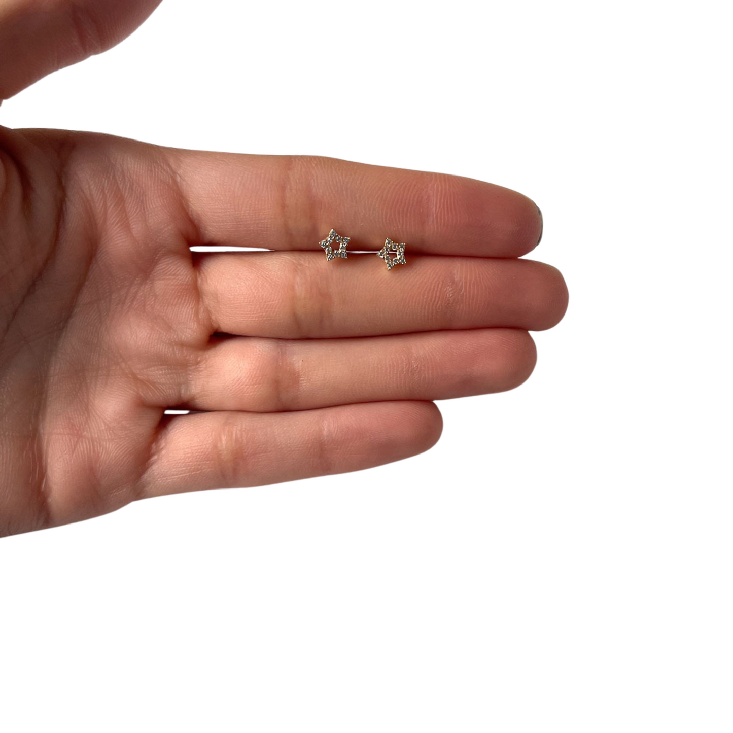 Arete en oro amarilo 14k con estrellita delineada de circonitas con tope rosca