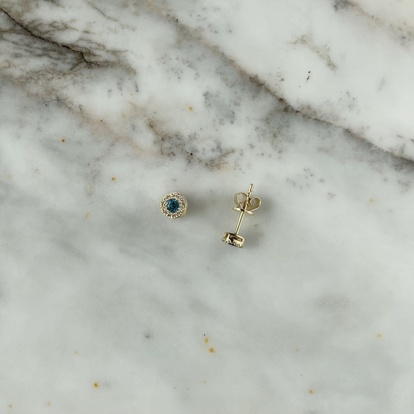 Aretes redondos en oro amarillo 10k con topacio y halo de diamantes 0.05ctw