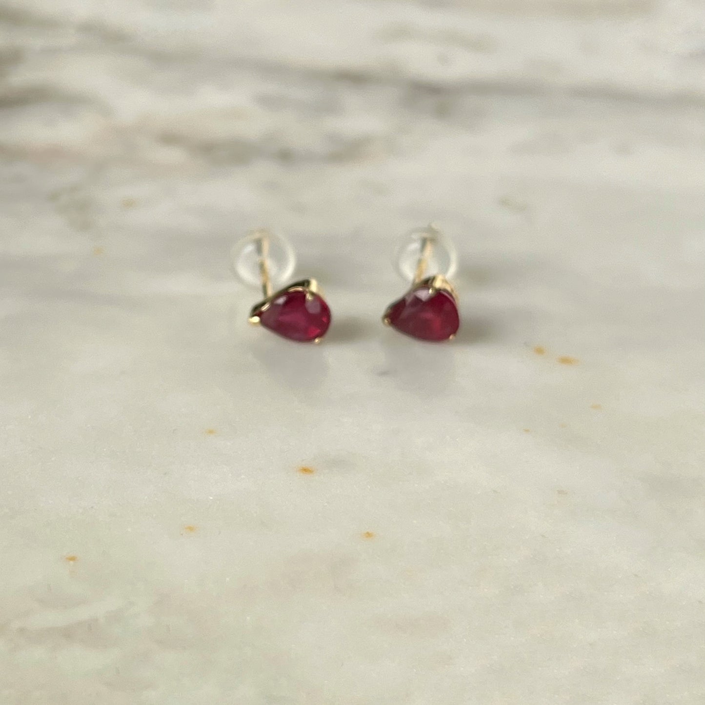 Aretes en oro amarillo 18k con rubí forma de gota 0.80ctw