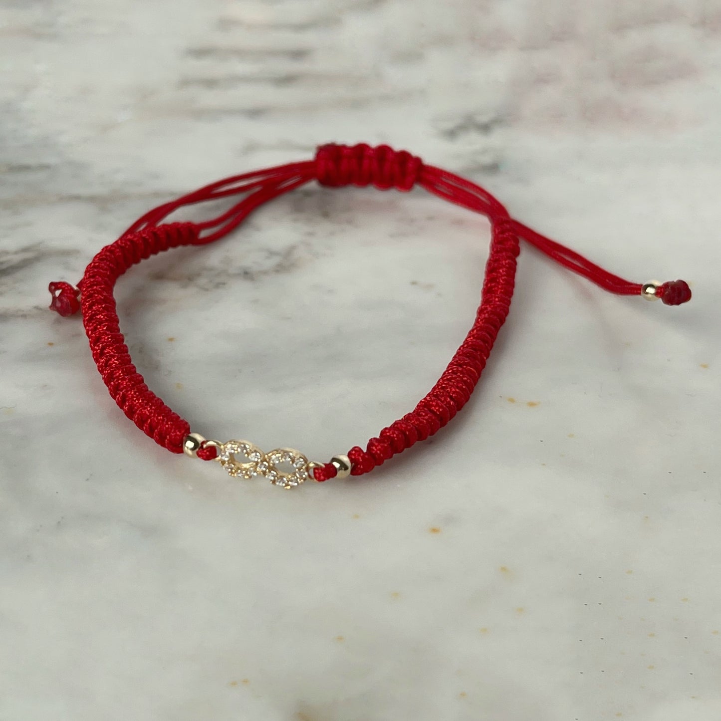 Pulsera cordón rojo infinito en oro de 14K con circonitas