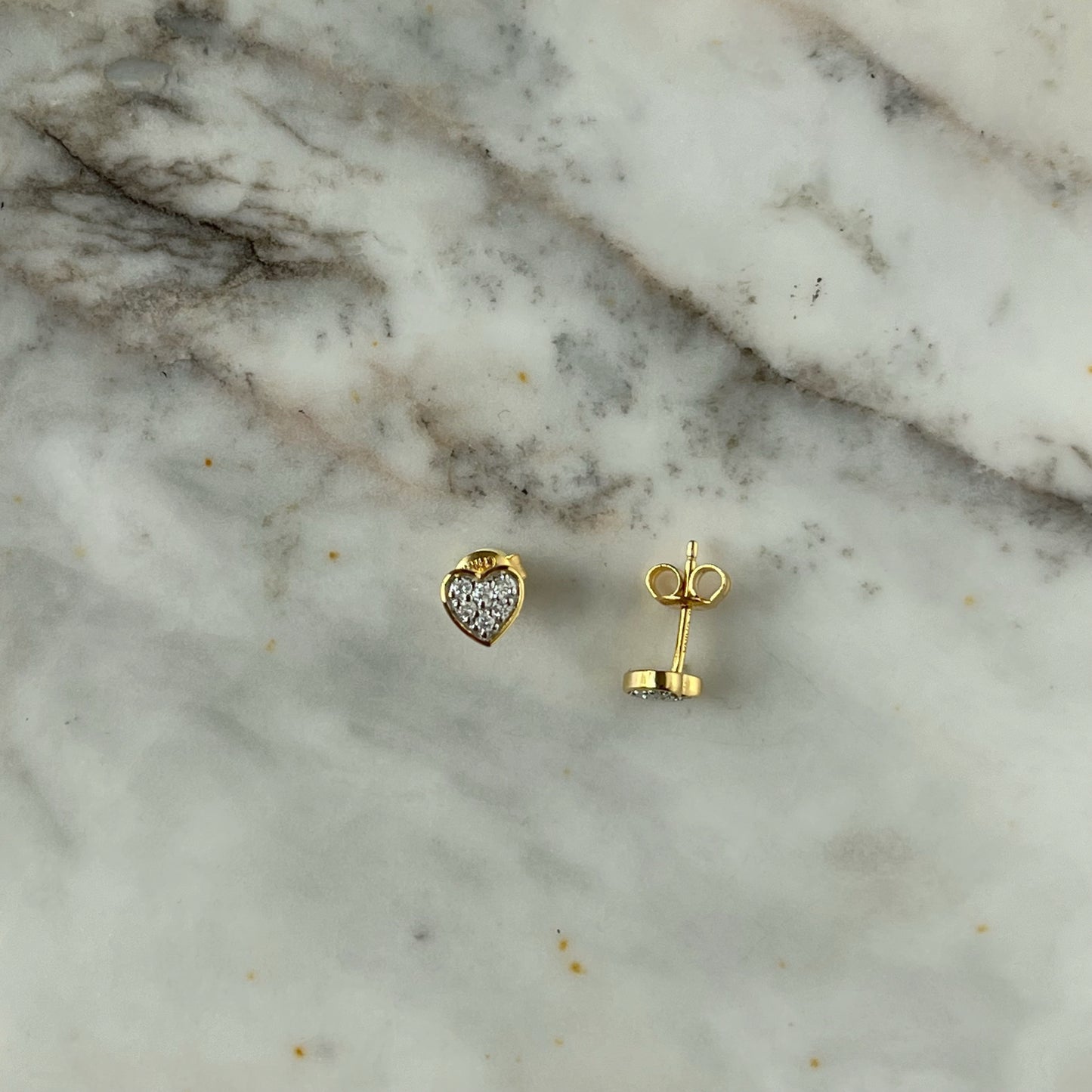 Aretes de corazón en plata con baño de oro amarillo y diamantes 0.17ctw