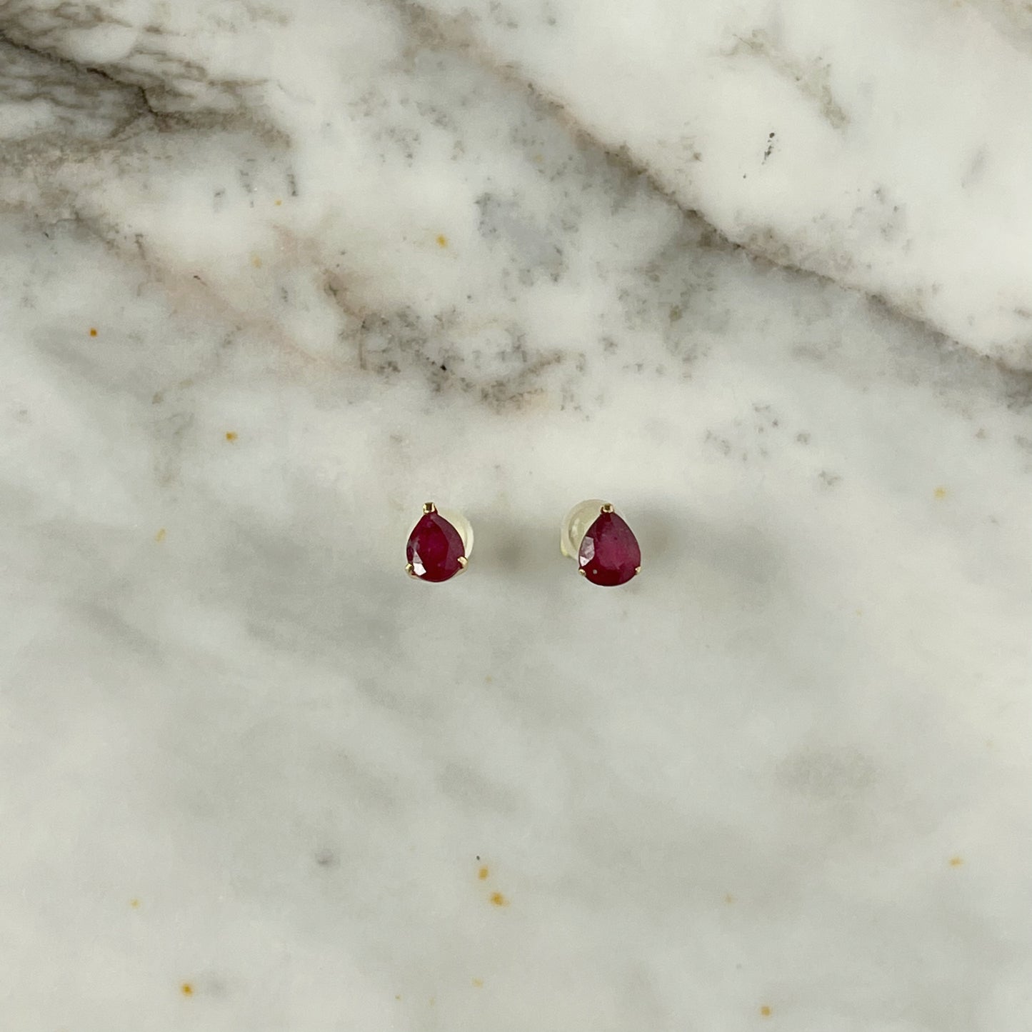 Aretes en oro amarillo 18k con rubí forma de gota 0.80ctw