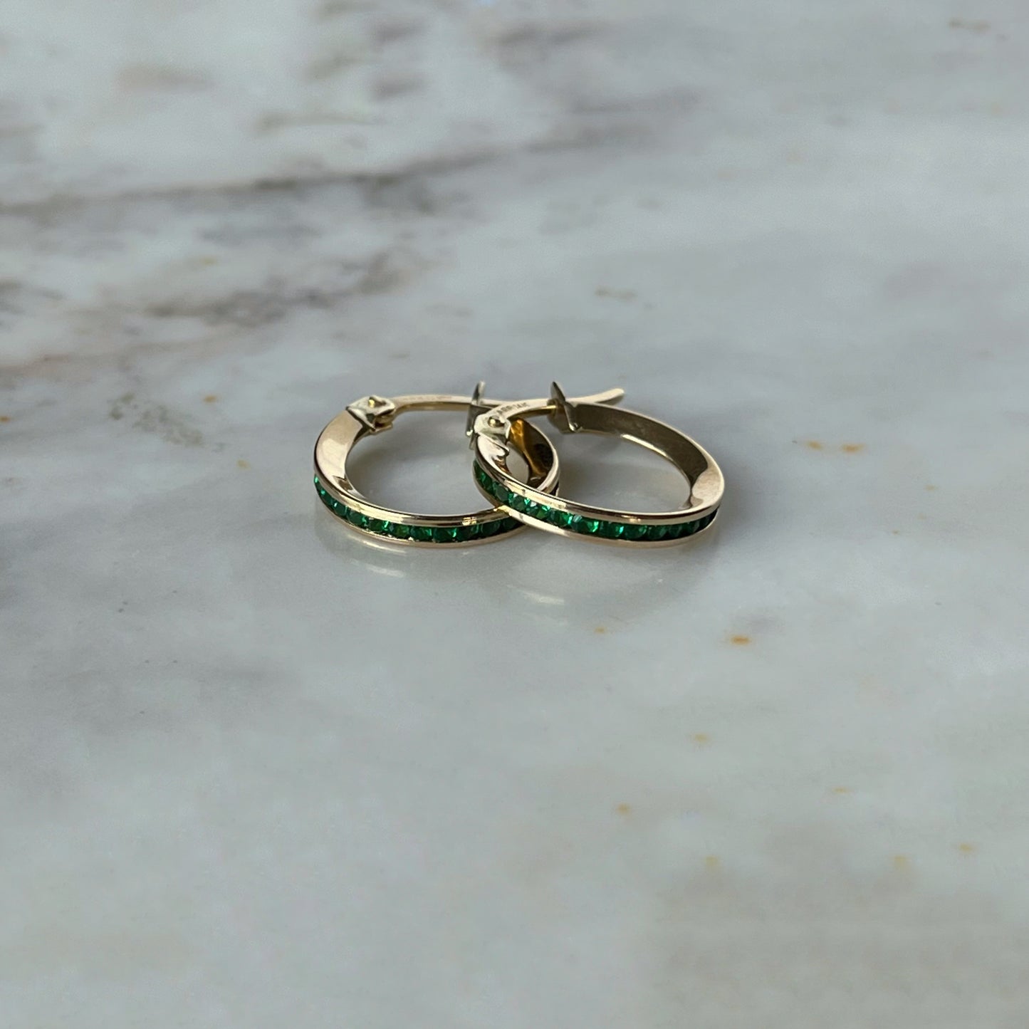 Argollas con Zirconitas verdes en oro 14 K