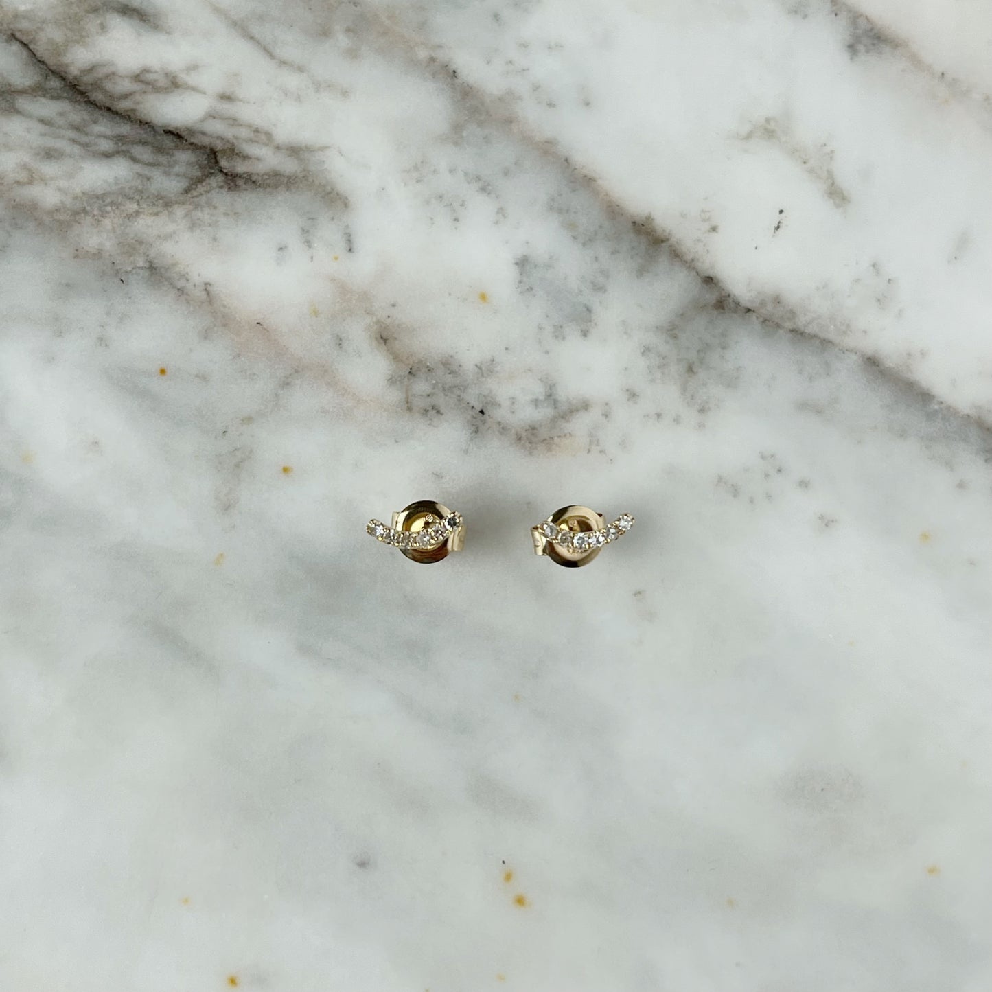 Aretes curva de diamantes en oro amarillo 14k 0.06ctw