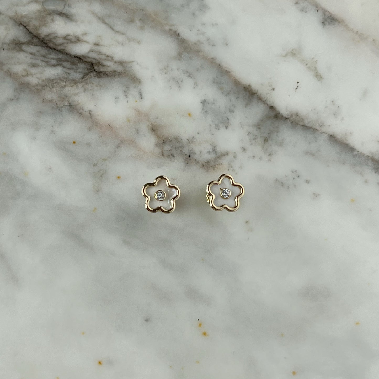 Aretes flor en madre perla con circonita blanca en el centro y filo de oro de 14k con tope ortopédico