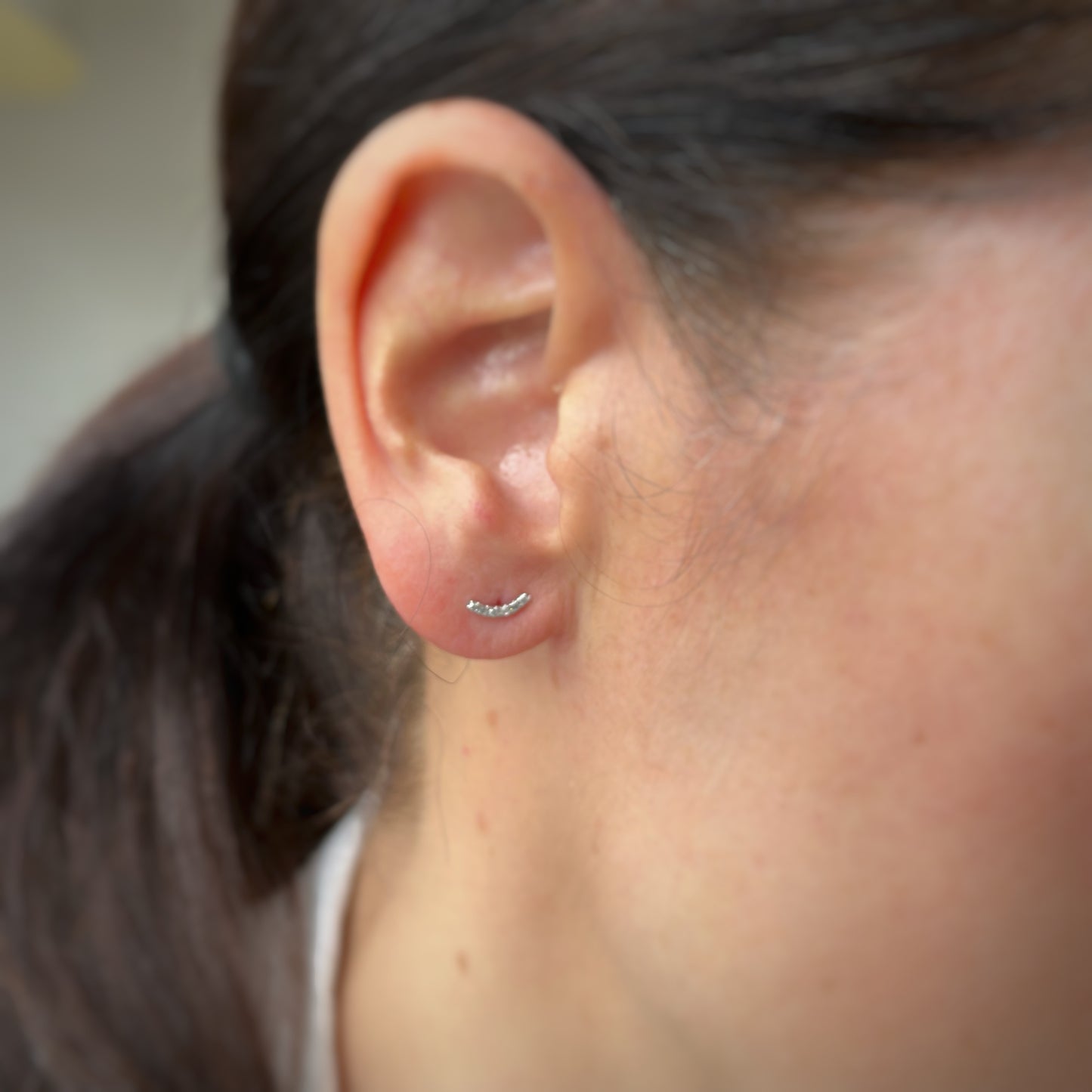 Aretes curva de diamantes en oro blanco 14k 0.05ctw