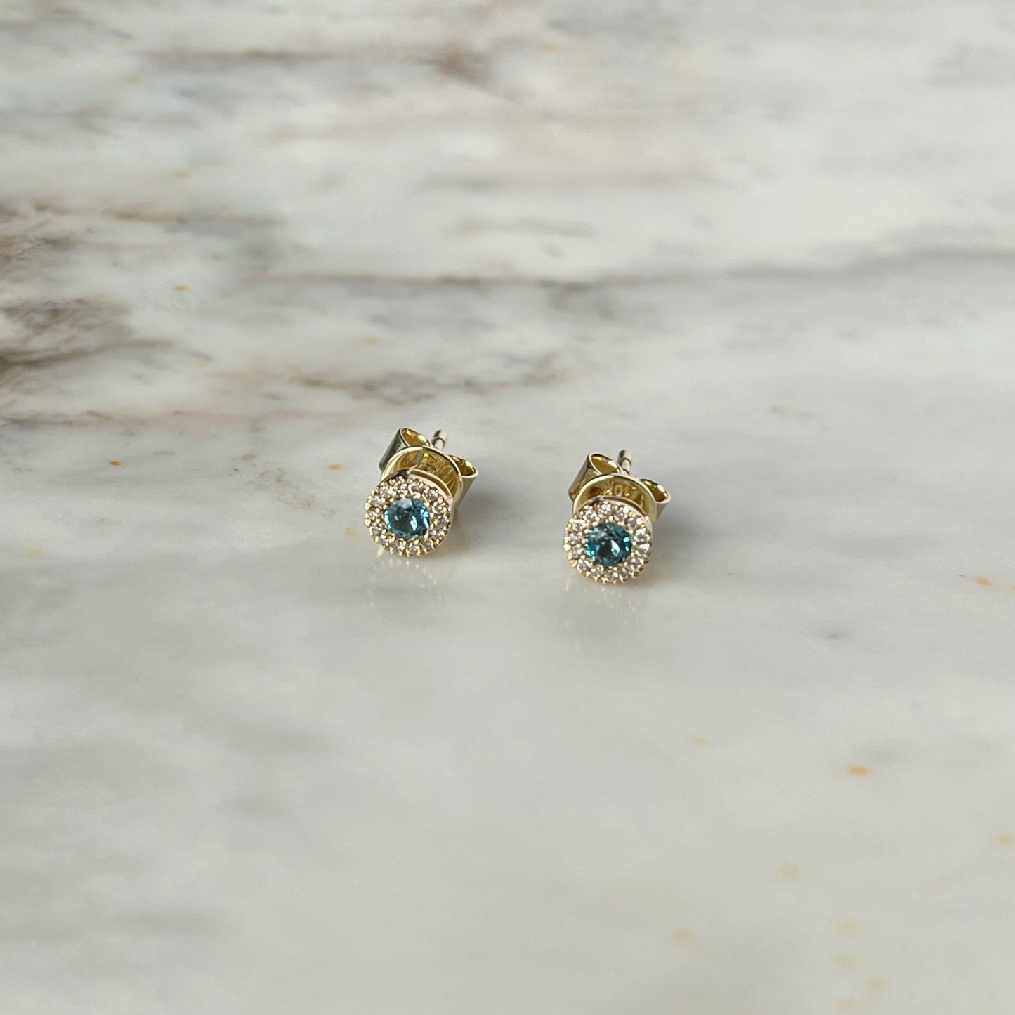 Aretes redondos en oro amarillo 10k con topacio y halo de diamantes 0.05ctw
