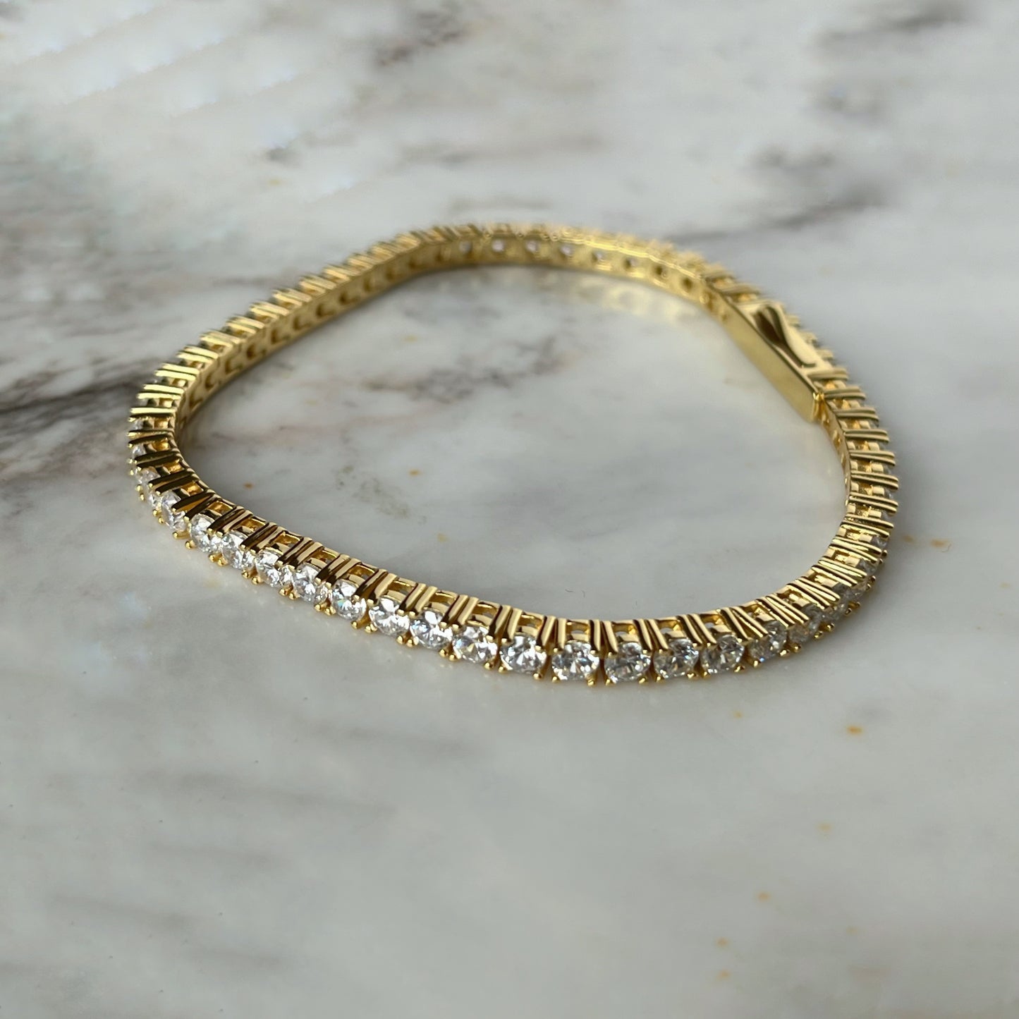 Pulsera tipo tenis en plata con baño de oro de circonitas 3ctw