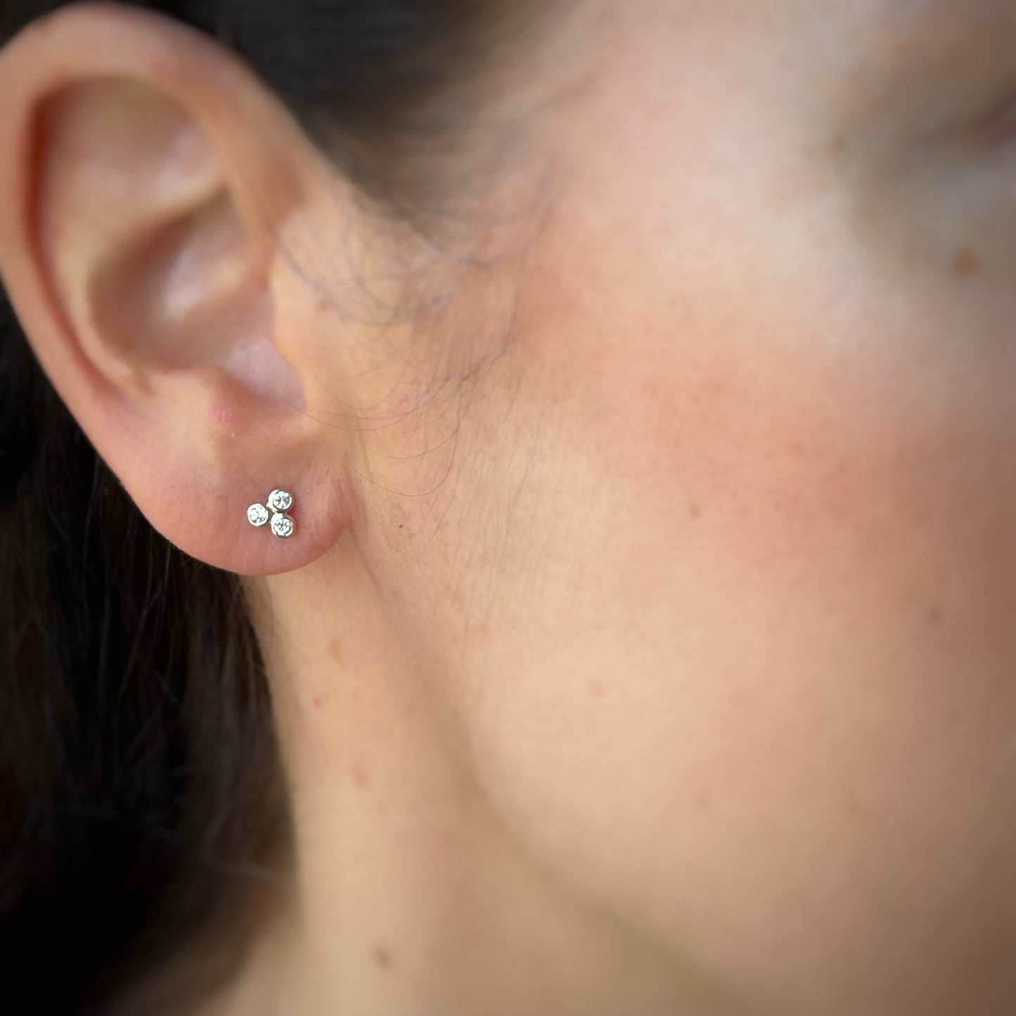 Aretes en oro blanco 10k con 3 diamantes biselados 0.15ctw