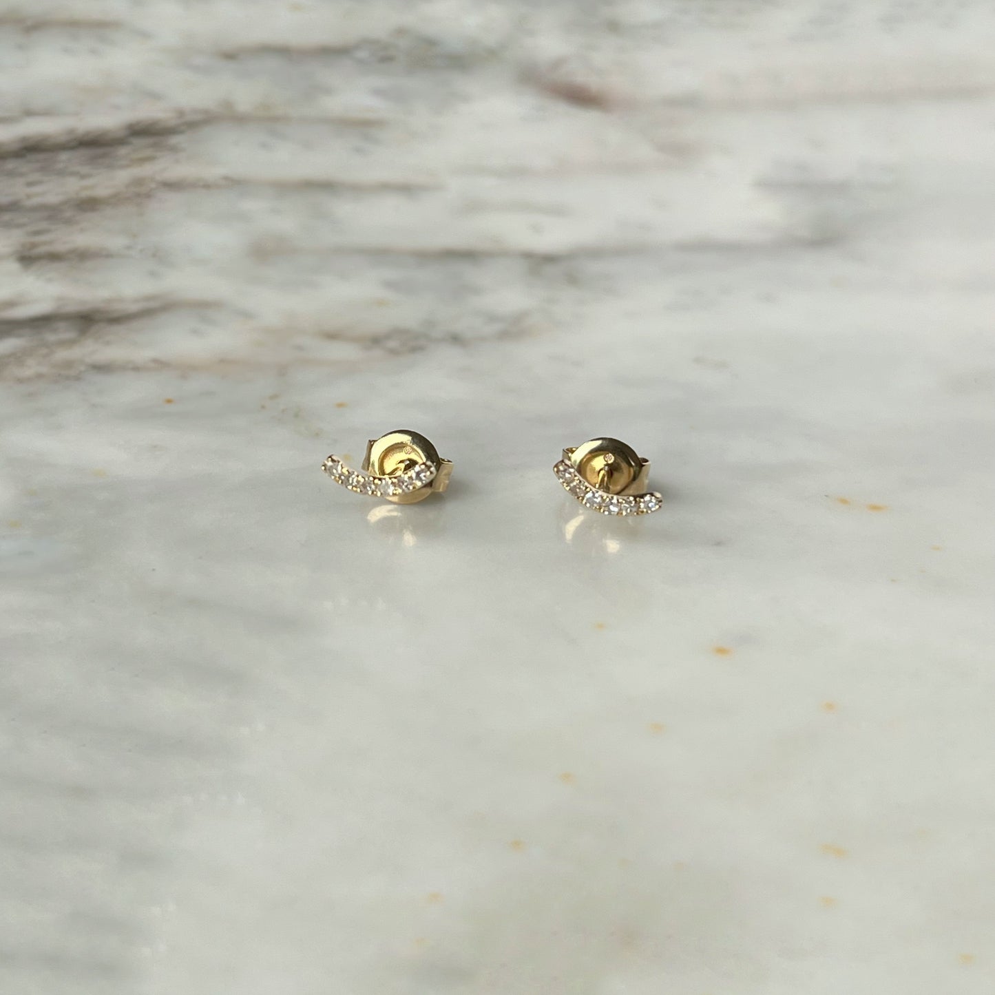 Aretes curva de diamantes en oro amarillo 14k 0.06ctw