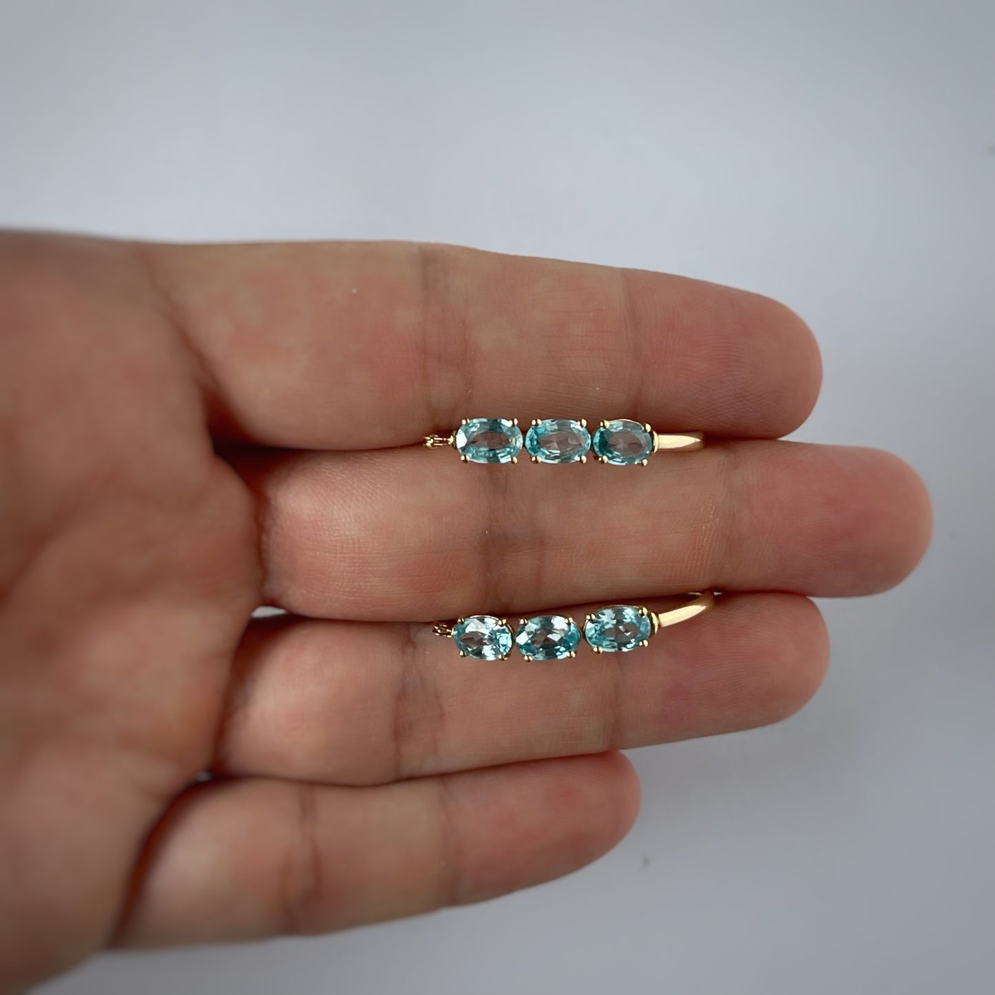 Argolla en oro amarillo 14 k con circones azules