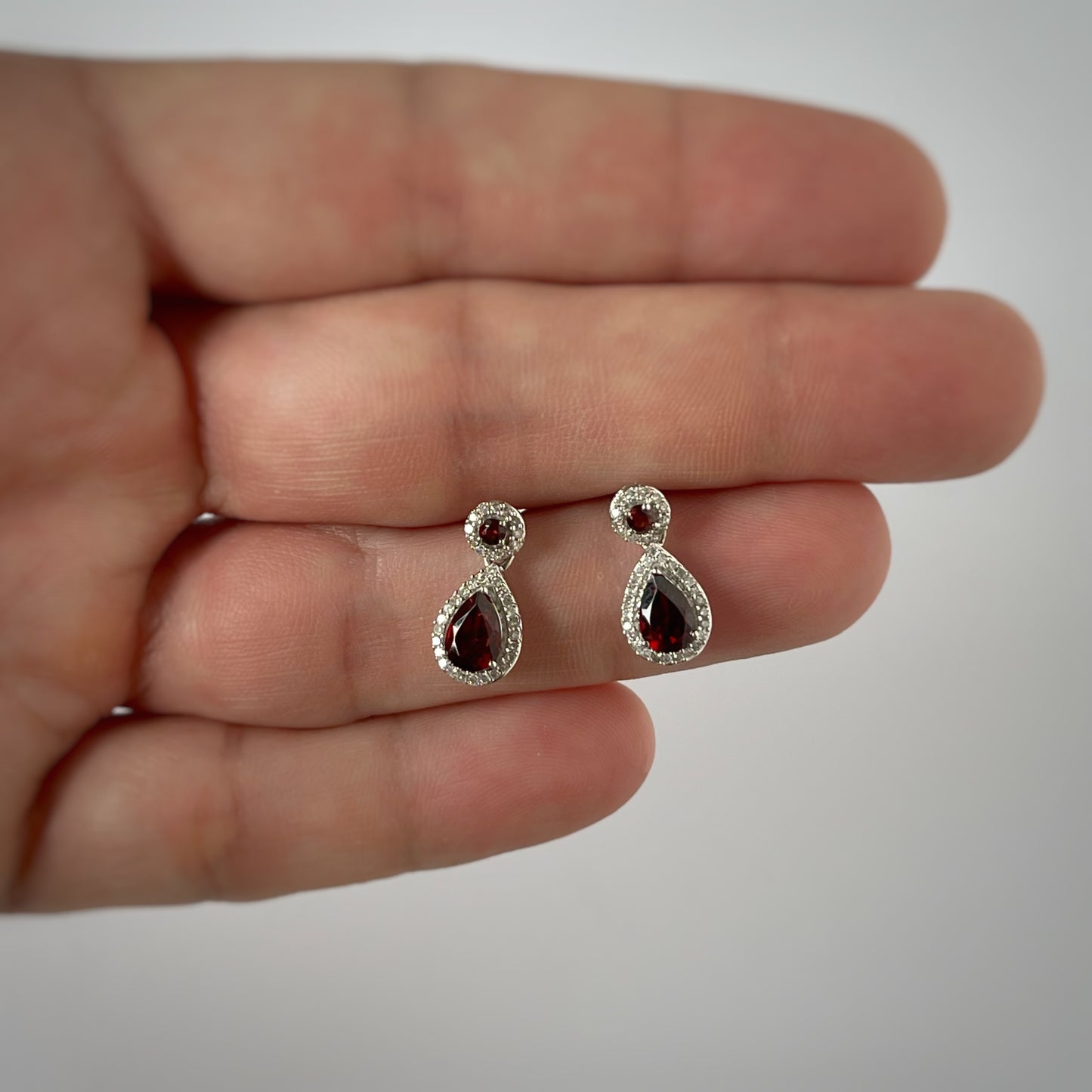 Aretes gota de granate y diamantes 0.18ctw en oro blanco 10K