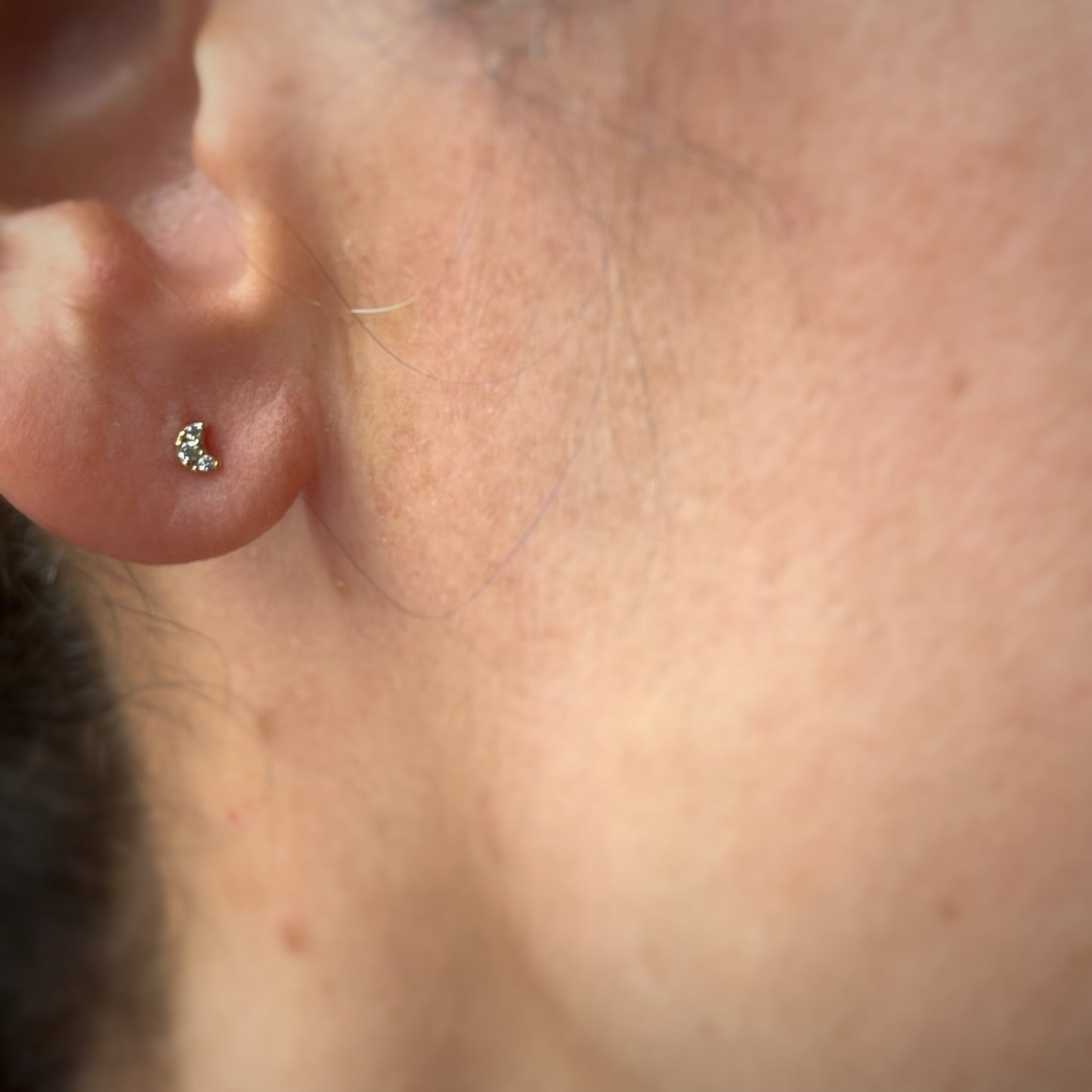 Arete piercing single media luna mini con circonita en oro blanco de 14k