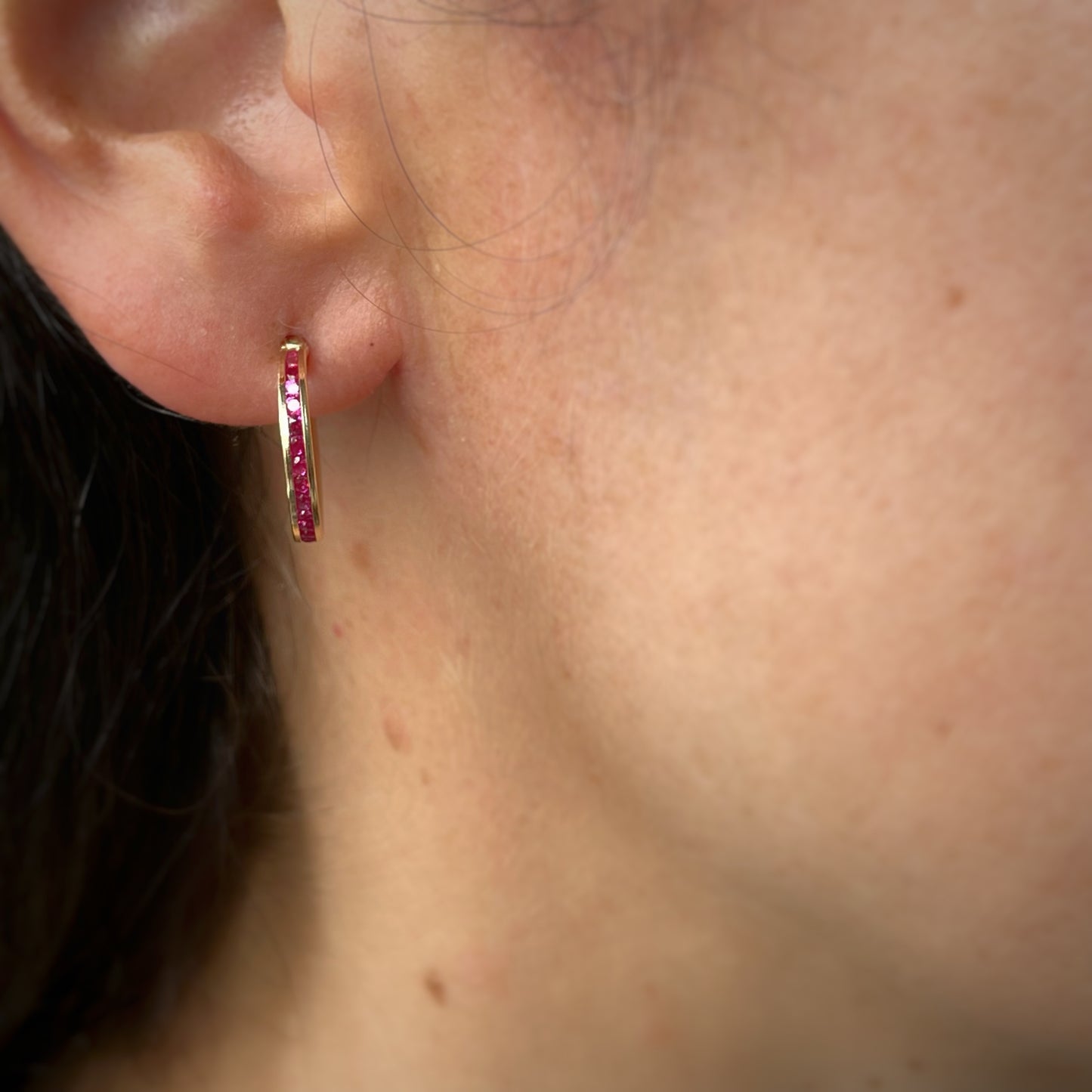 Argollas con Zirconitas rojas en oro 14 K