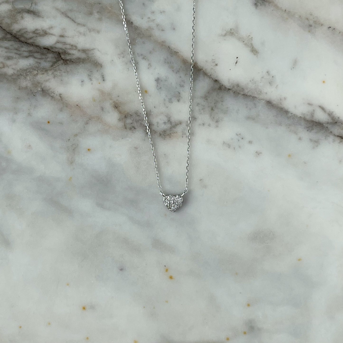 Collar en oro blanco 14k con corazón de diamantes 0.05ctw
