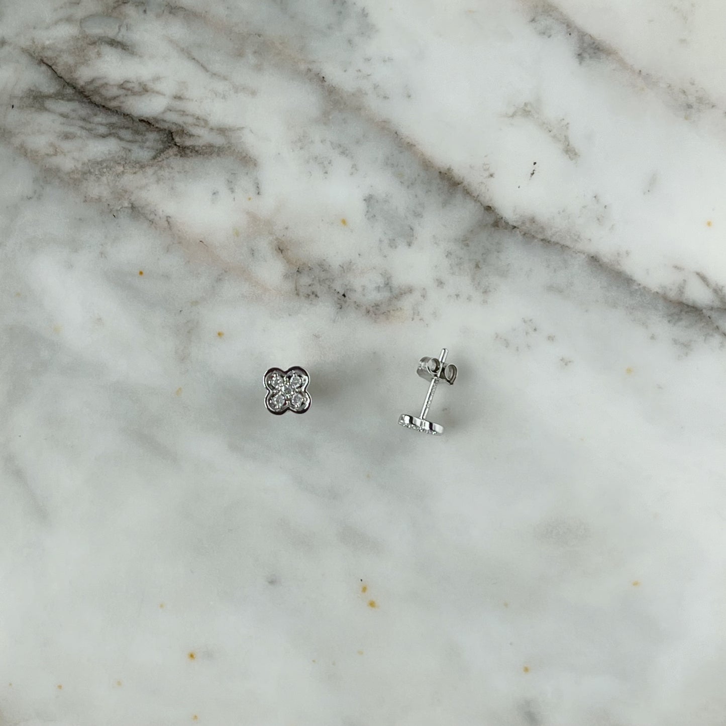 Aretes en oro blanco de 14k de flor con diamantes 0.10ctw