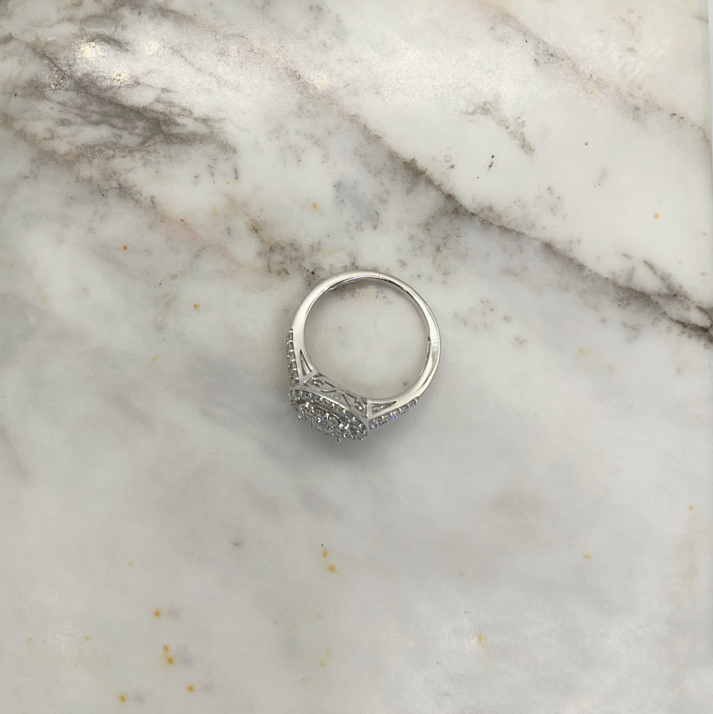 Anillo en oro blanco 10k con doble halo de diamantes de laboratorio 0.75ctw