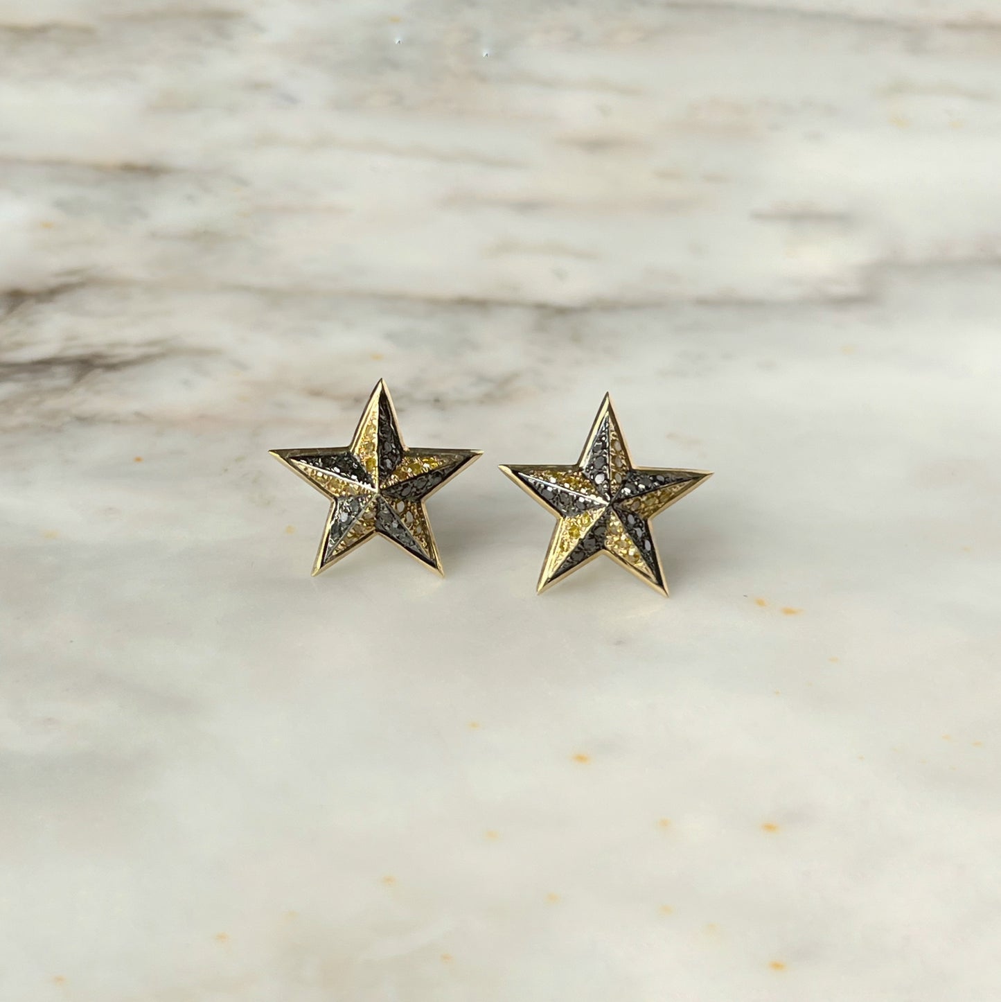 Aretes de estrella con diamantes amarillos y negros 0.40ctw en oro 10k amarillo con tope de tornillo