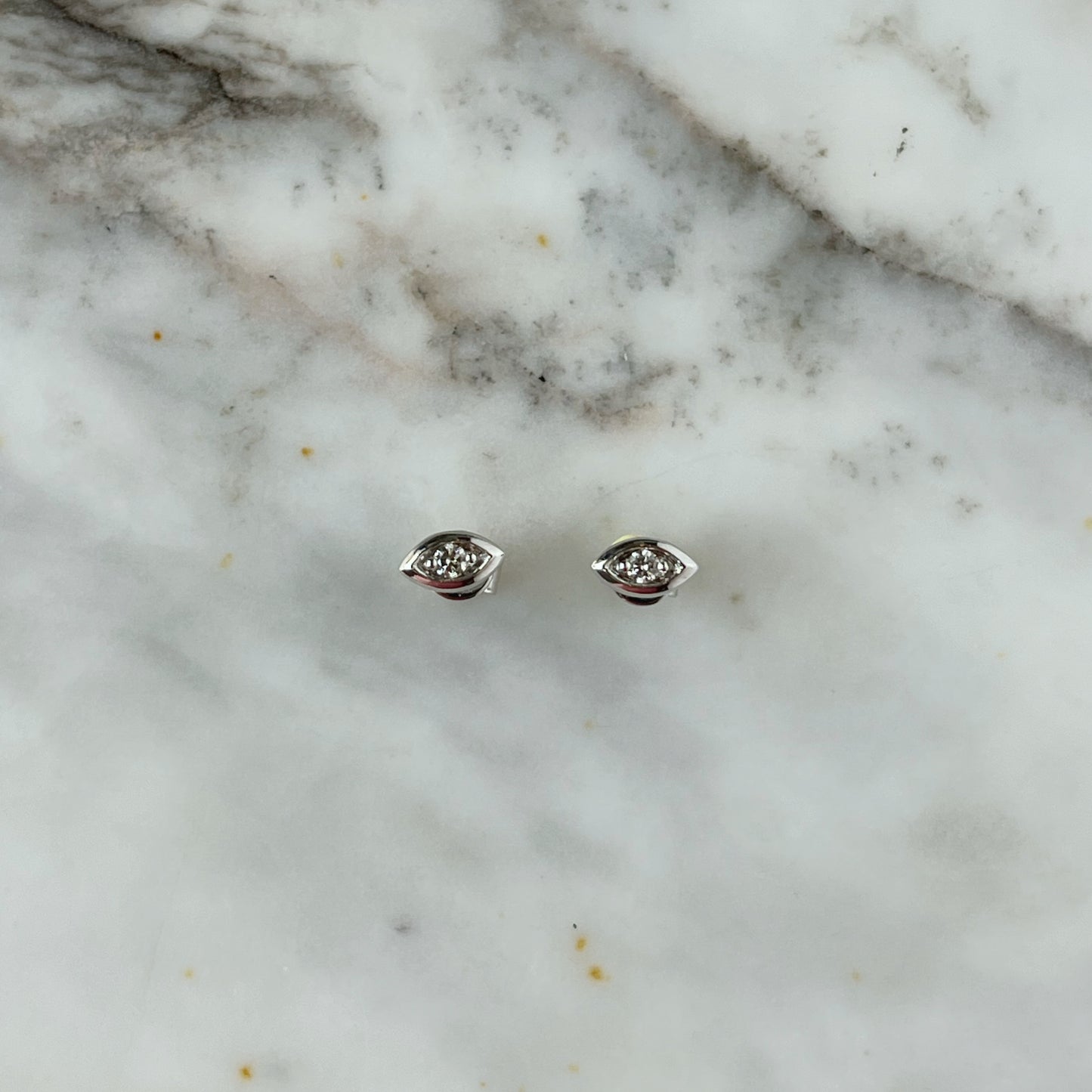 Aretes en oro blanco 10k en forma de marquesa con diamante 0.08ctw