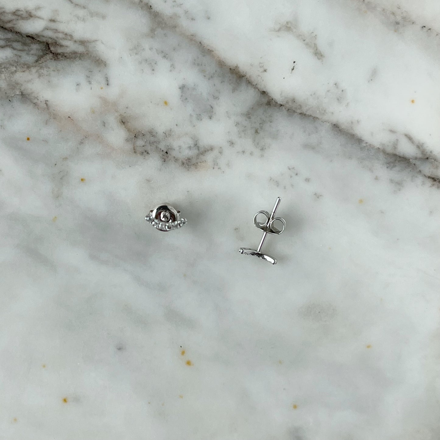 Aretes curva de diamantes en oro blanco 14k 0.05ctw