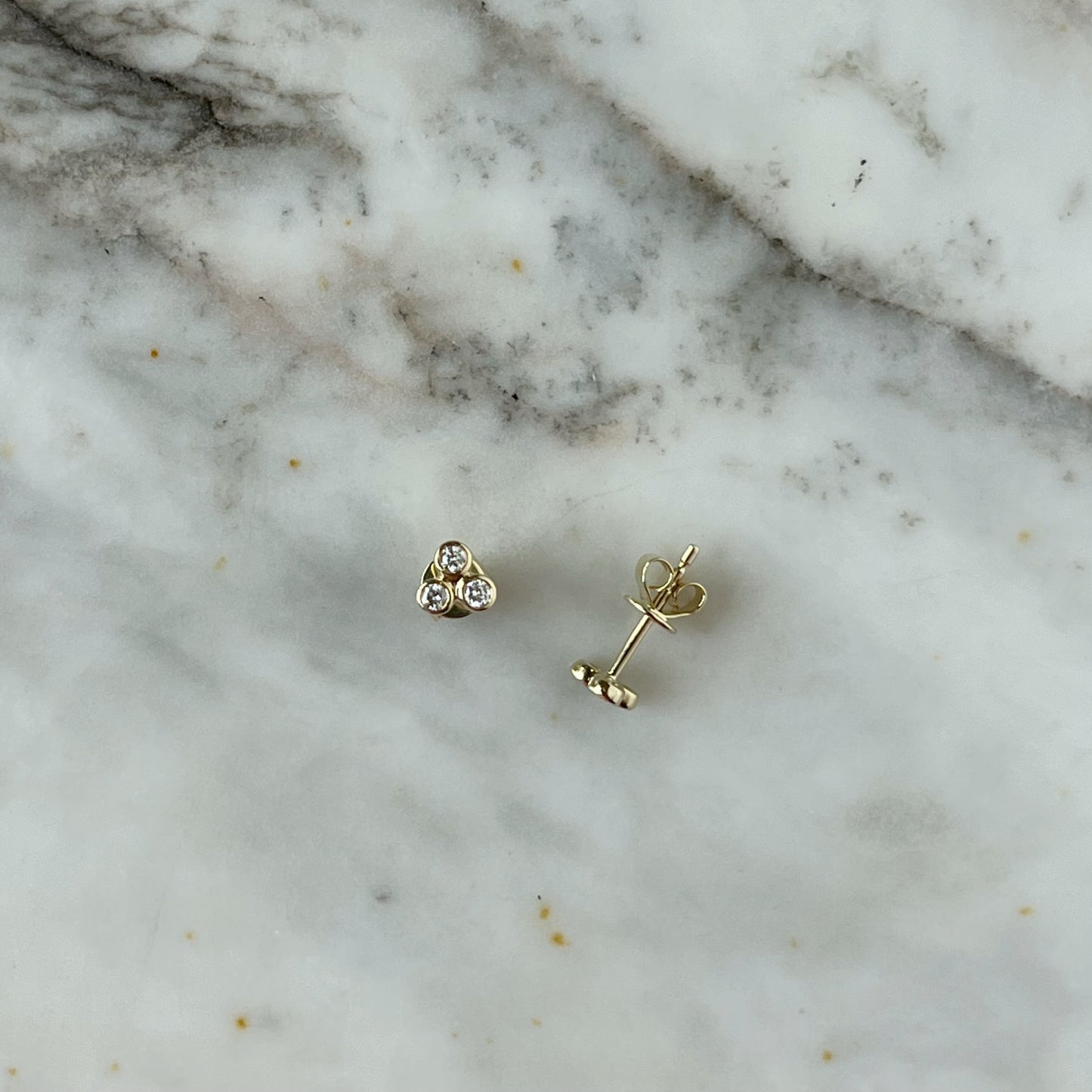 Aretes en oro amarillo 10k con 3 diamantes biselados 0.15ctw