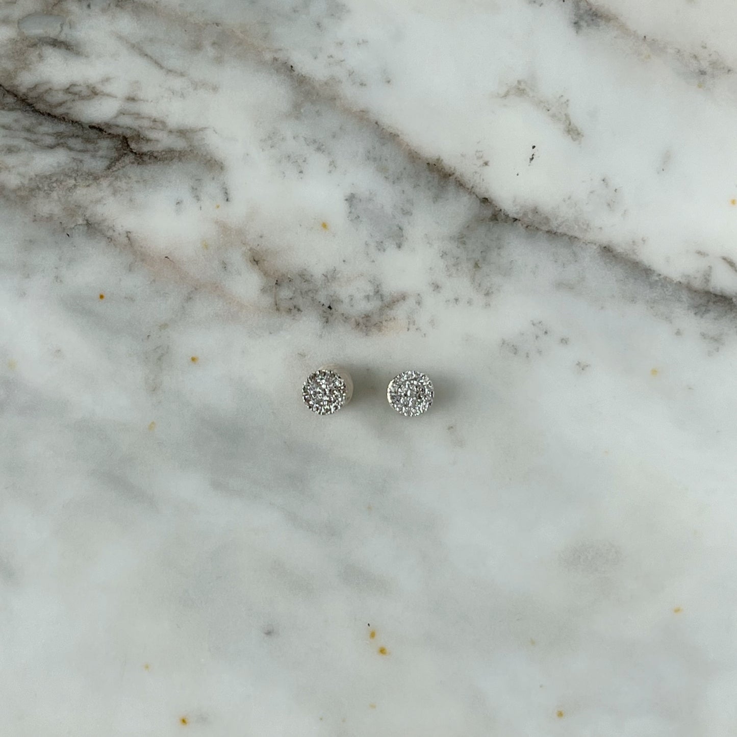 Aretes de círculo en oro amarillo de 10k con diamantes 0.12ctw con tope de tornillo