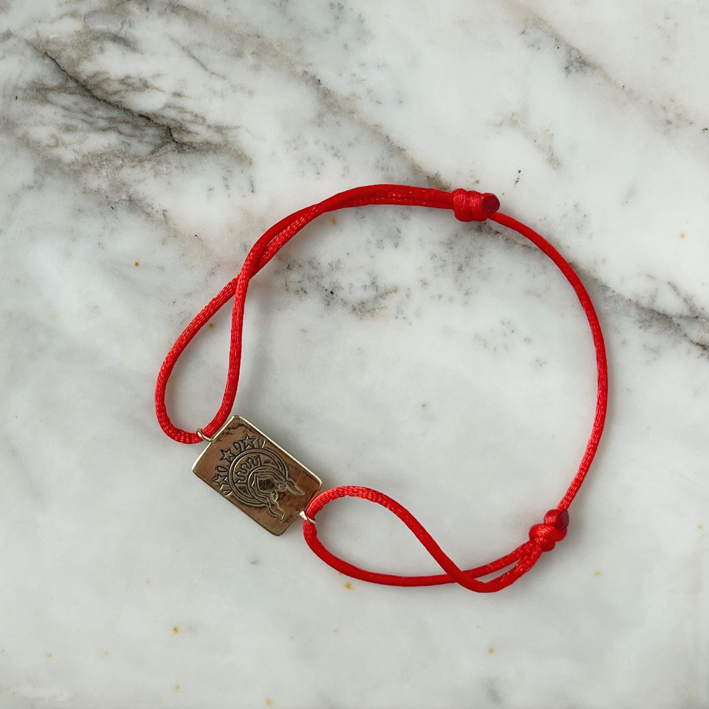 Pulsera de cordón con escapulario rectangular en oro 14k