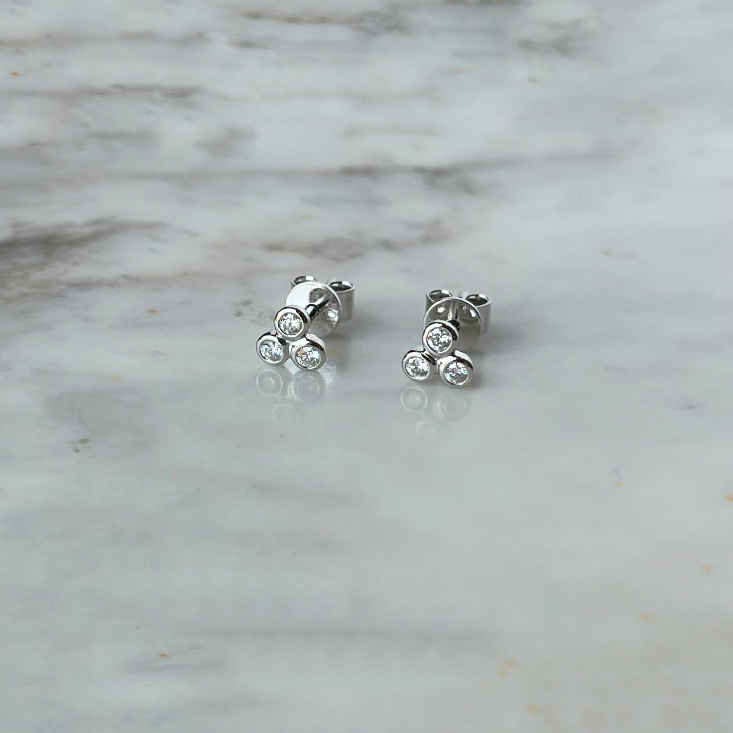 Aretes en oro blanco 10k con 3 diamantes biselados 0.15ctw