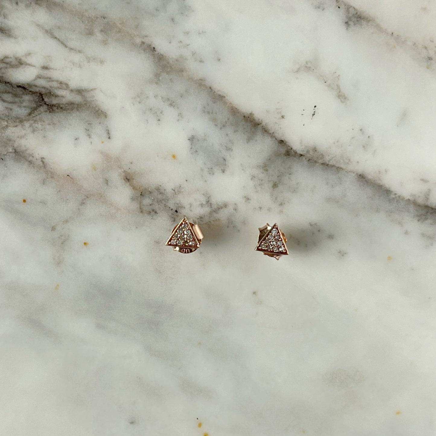 Aretes de triángulo con diamantes 0.08ctw en oro rosa 10k