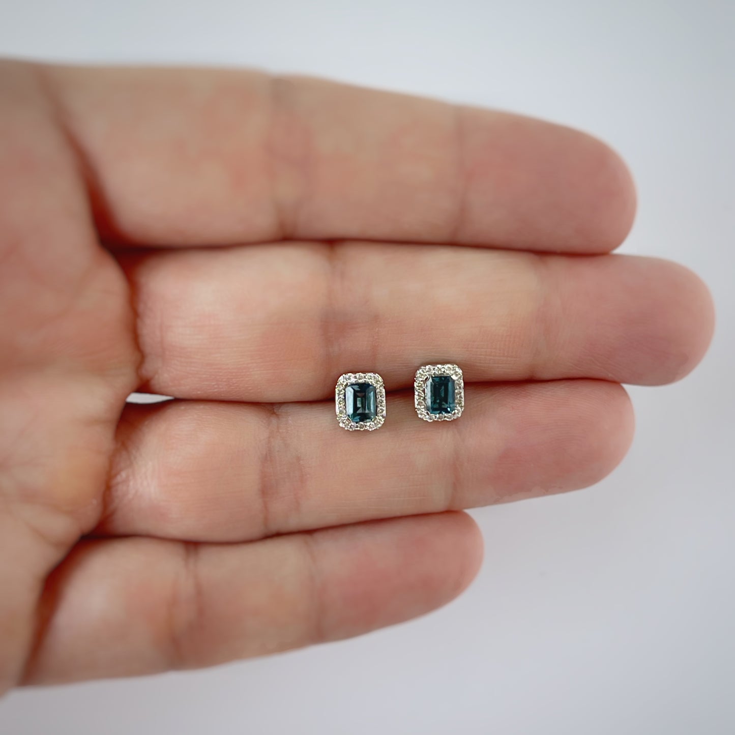 Aretes en oro blanco 10k con topacio London blue rectangular y halo de diamantes 0.10ctw
