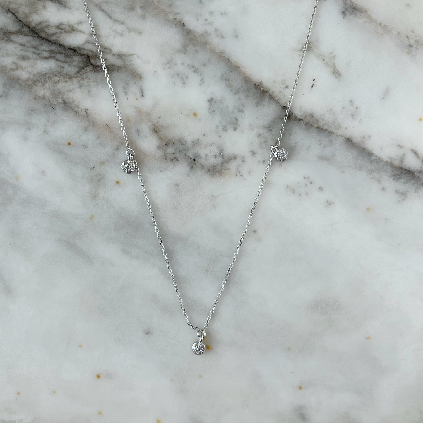 Collar en oro blanco 14k con 3 colgantes de diamantes 0.07ctw
